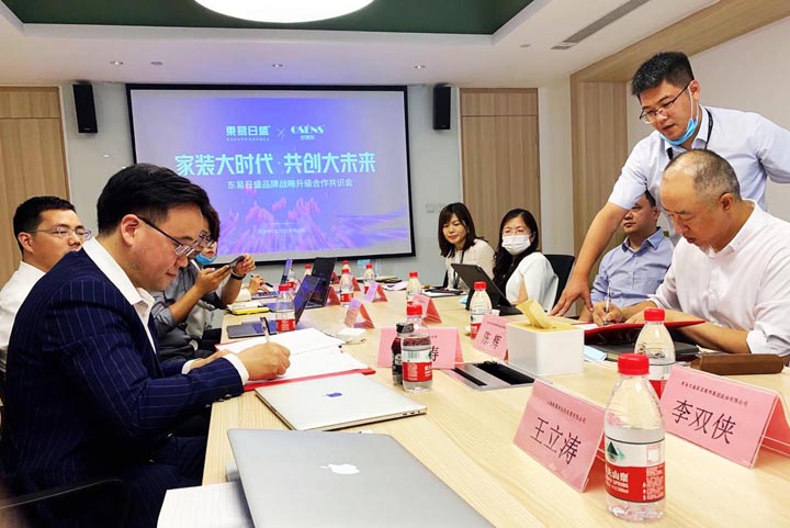 東易日盛董事長陳輝&歐賽斯CEO何支濤簽約現(xiàn)場